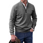 Pull noir en cachemire, porté avec pantalon chic