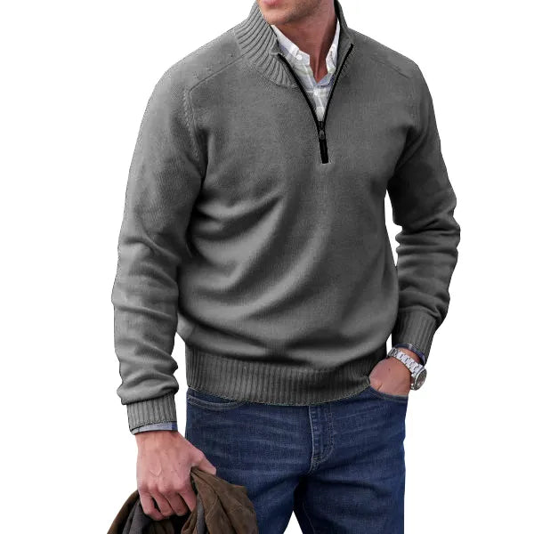 Pull noir en cachemire, porté avec pantalon chic