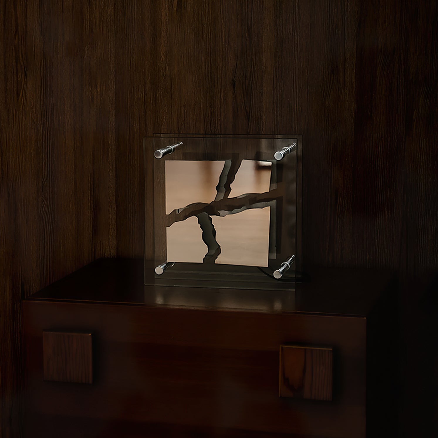 Lampe en verre carré sur une table en bois