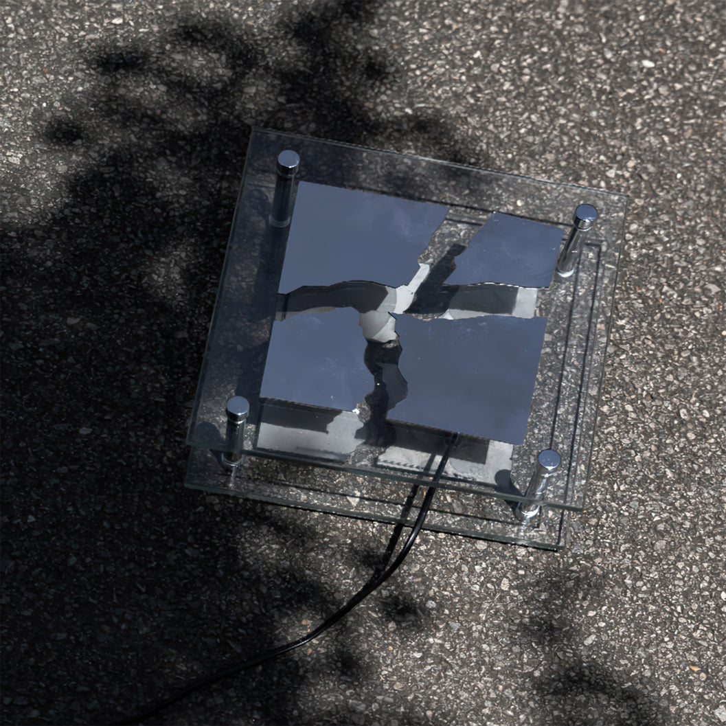 Vue latérale montrant le design carré et artistique