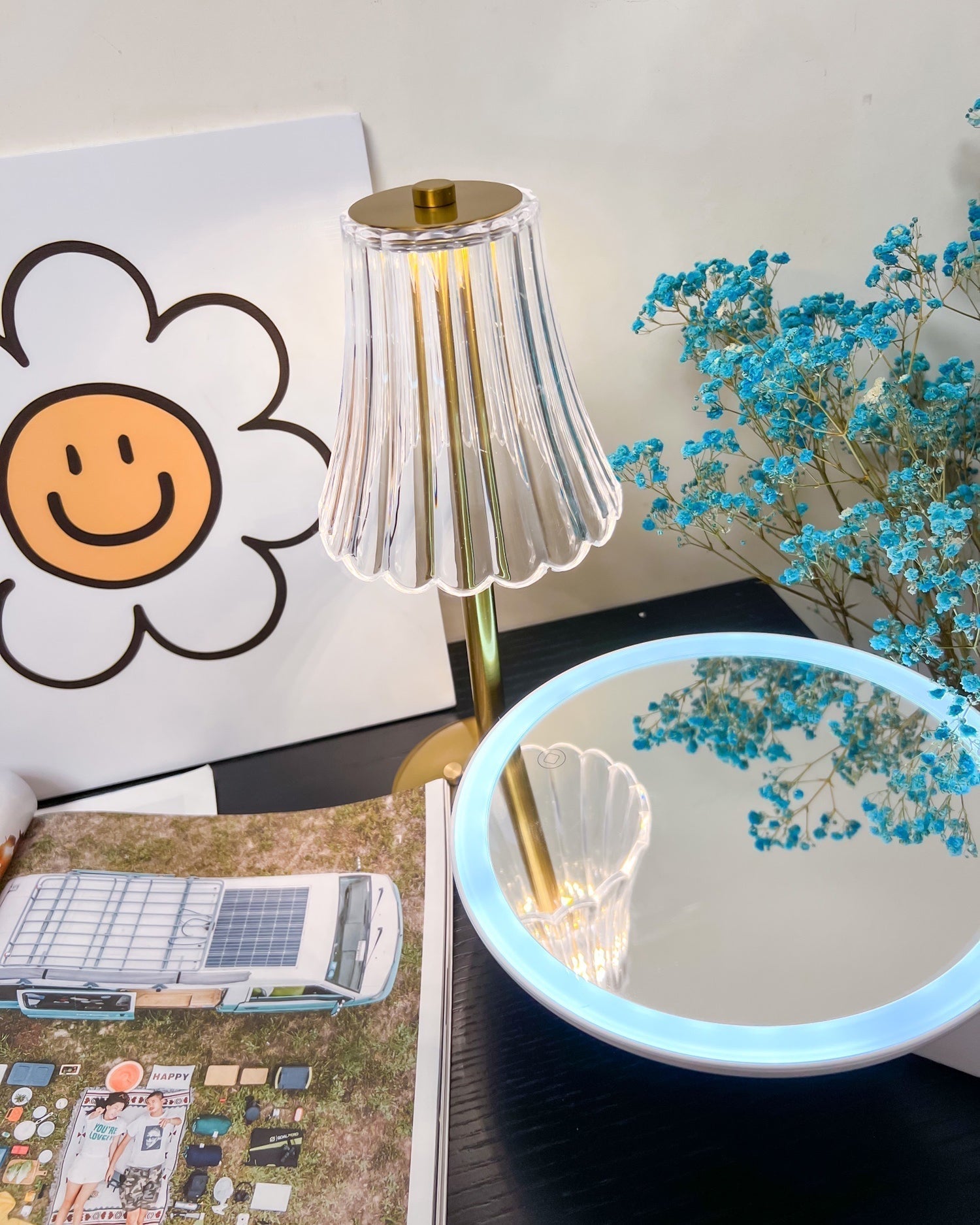 Lampe éteinte, mettant en valeur sa structure géométrique