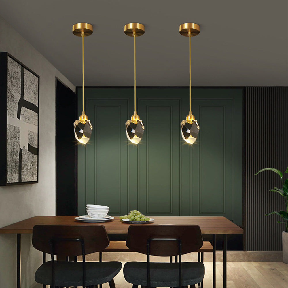 Lampe à suspension avec détails métalliques et verre élégant