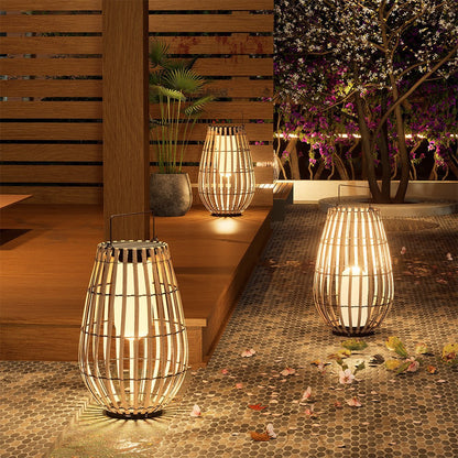 Vue de côté d'une lanterne en rotin avec lumière LED