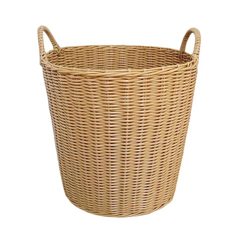 Panier rempli de vêtements, posé sur un sol en bois
