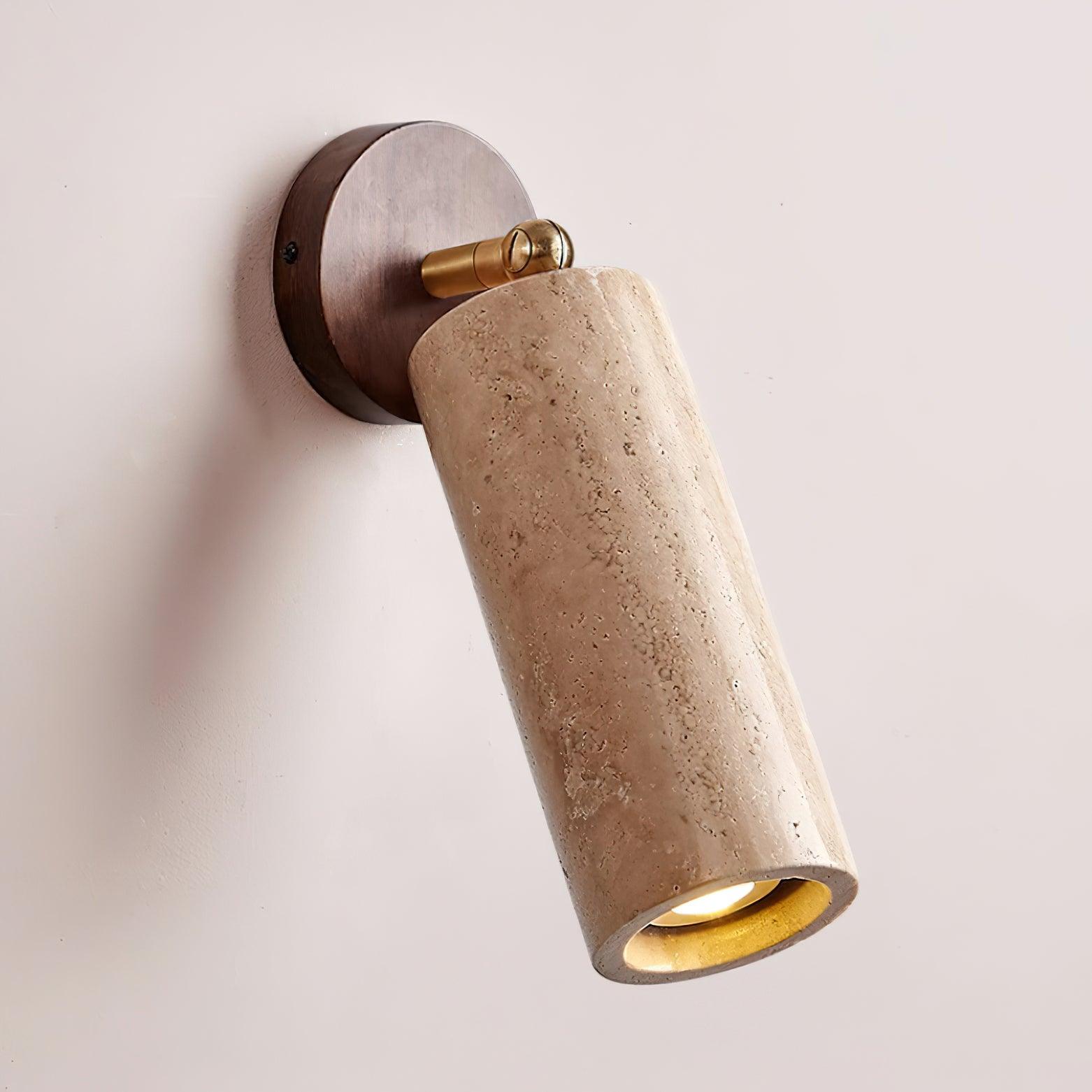 Applique murale montrée dans un espace extérieur couvert