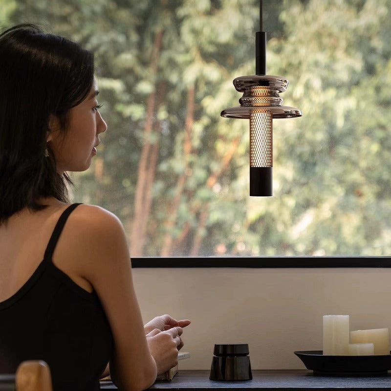 Détail du design raffiné de la lampe suspendue