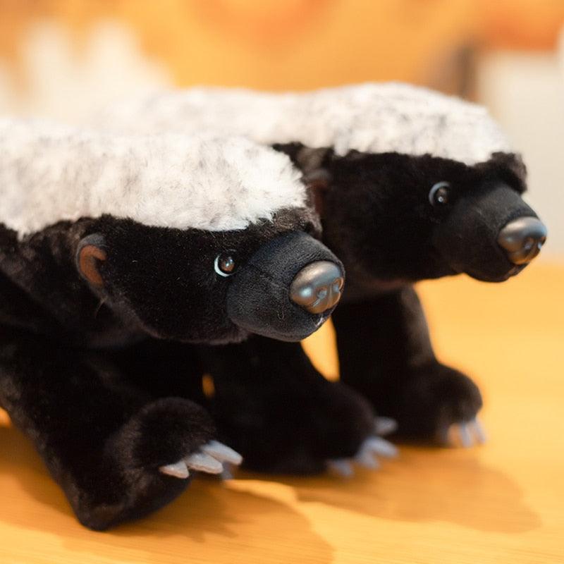 Gros plan sur le visage expressif de la peluche blaireau