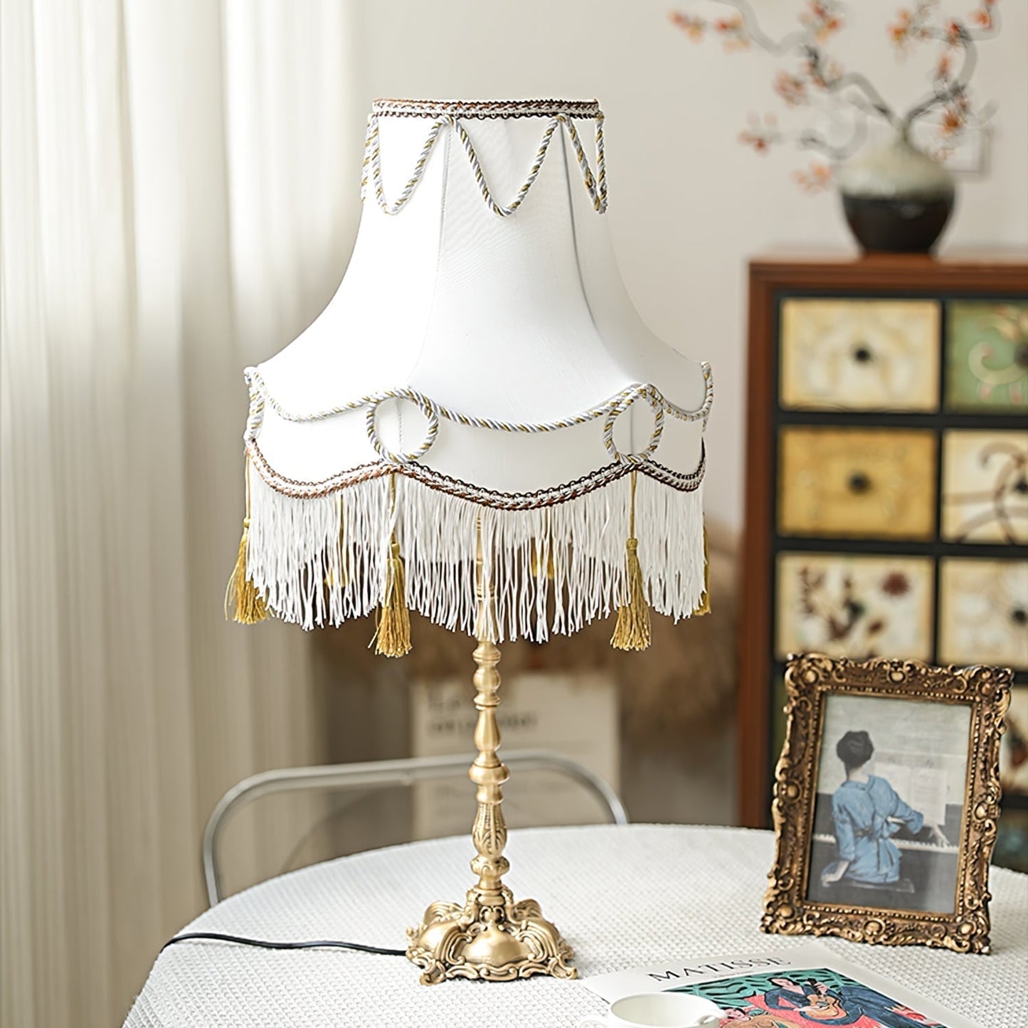 Lampe victorienne en laiton avec détails dorés et abat-jour en tissu
