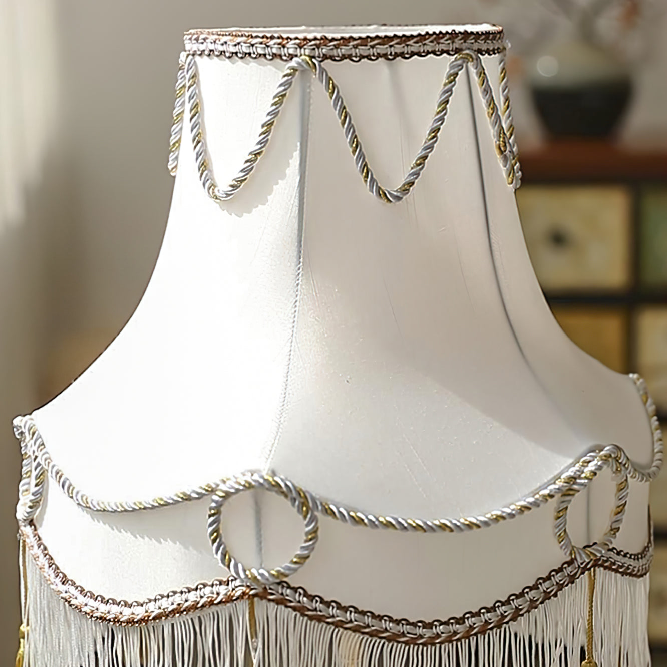 Vue rapprochée de la base en laiton sculpté de la lampe victorienne