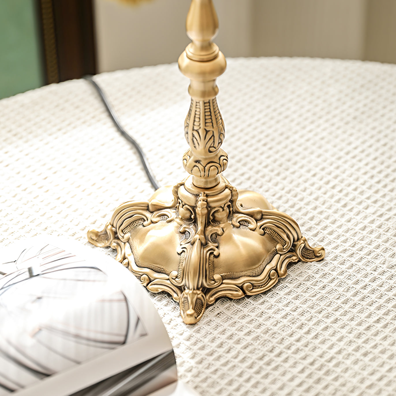 Détail du pied en laiton orné de motifs classiques