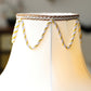 Vue latérale de la lampe victorienne avec son abat-jour élégant
