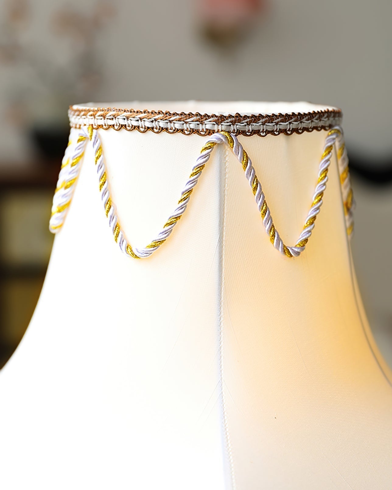 Vue latérale de la lampe victorienne avec son abat-jour élégant