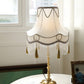 Lampe en laiton avec lumière ambiante, posée sur une table en bois