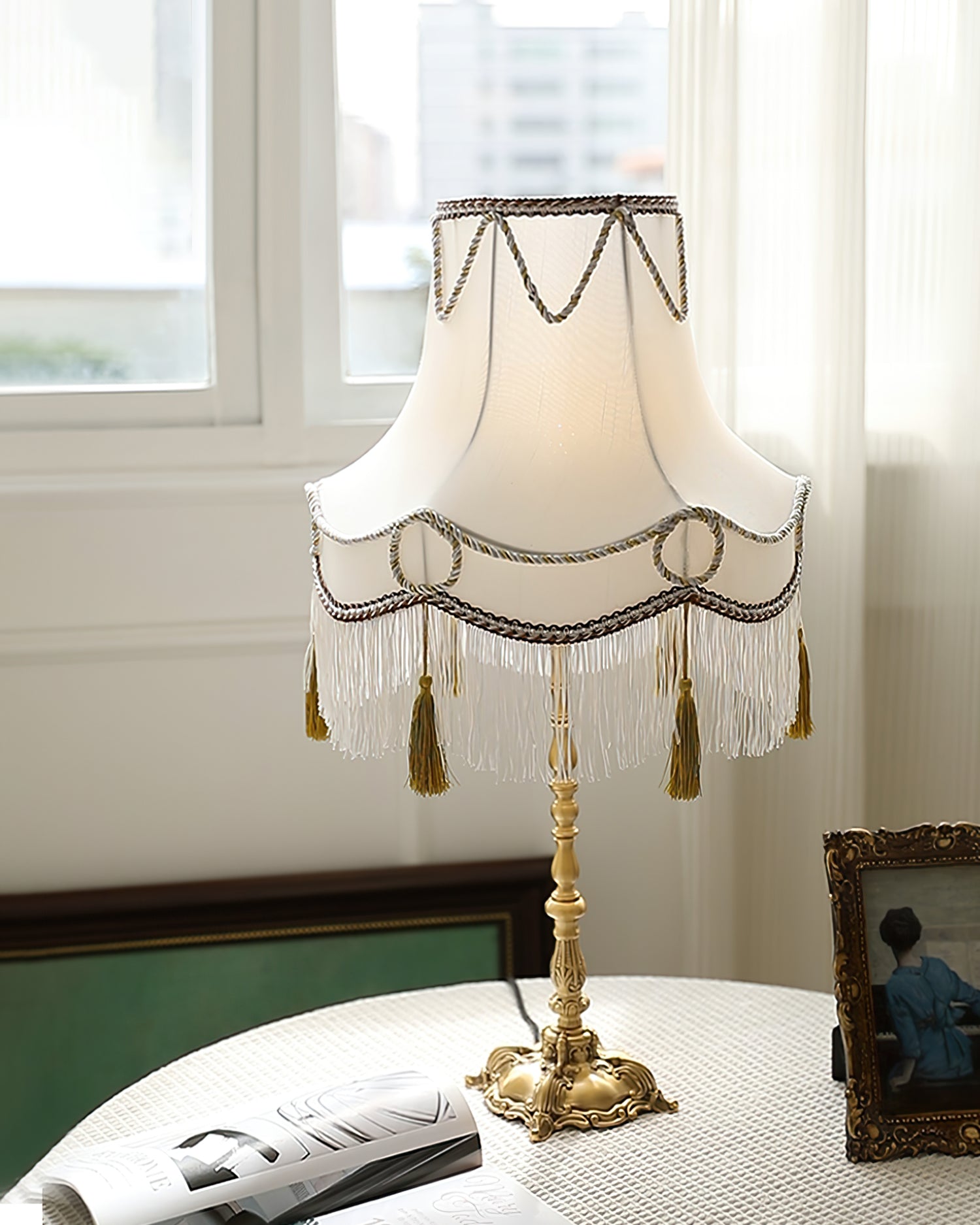 Lampe en laiton avec lumière ambiante, posée sur une table en bois