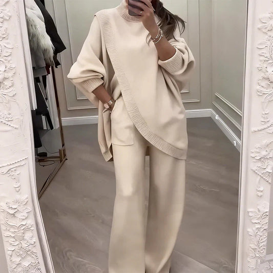 Ensemble loungewear crème avec design croisé, style contemporain