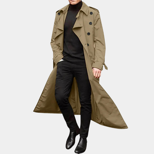 Trench-coat féminin porté avec style urbain moderne