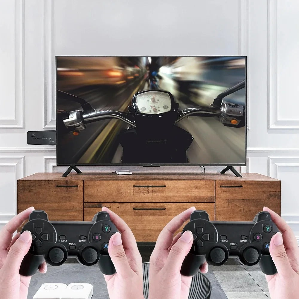 Deux manettes sans fil posées à côté de la console compacte