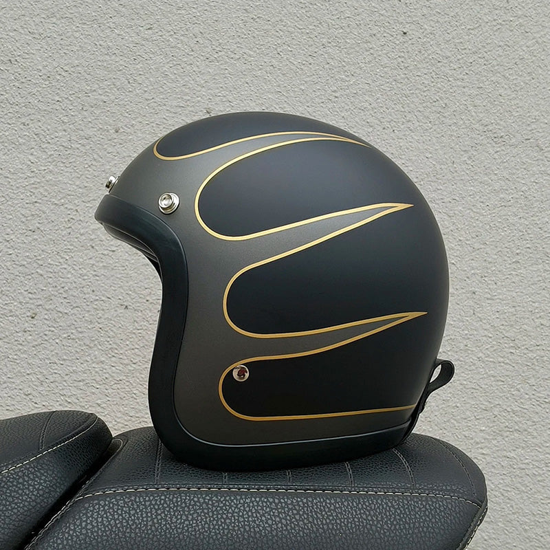 Vue du casque montrant les finitions et coutures précises