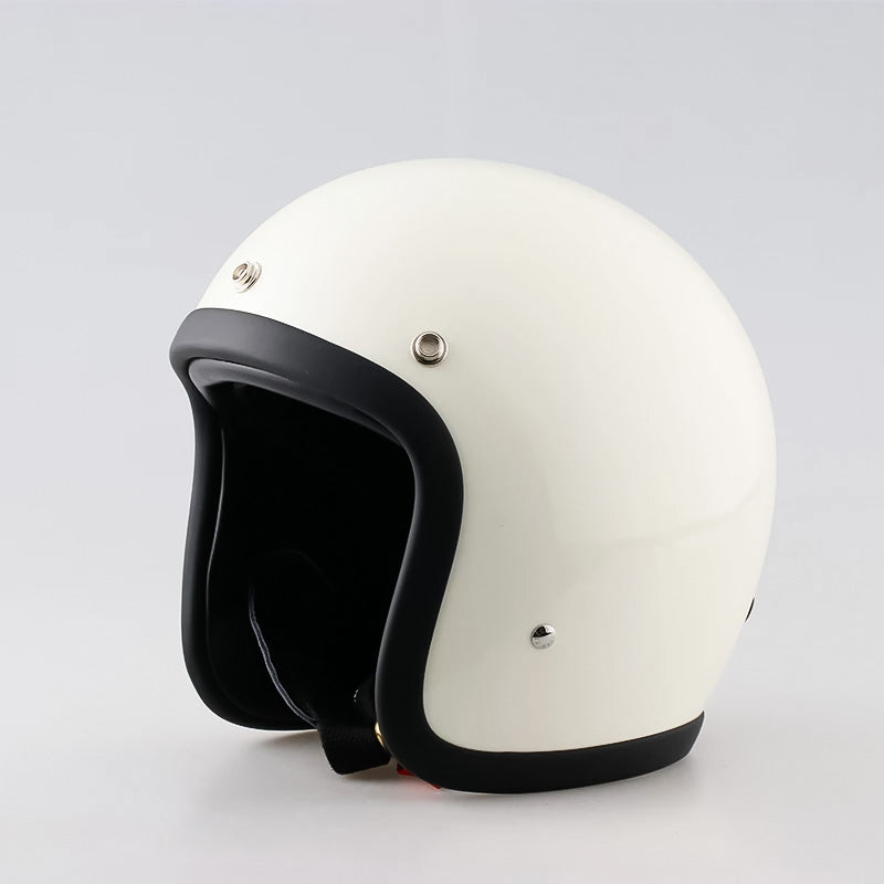 Vue arrière du casque, mettant en avant la certification