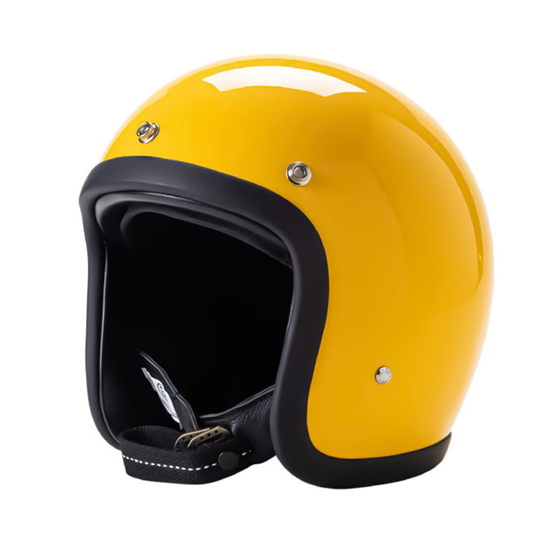 Gros plan sur la boucle à dégagement rapide du casque