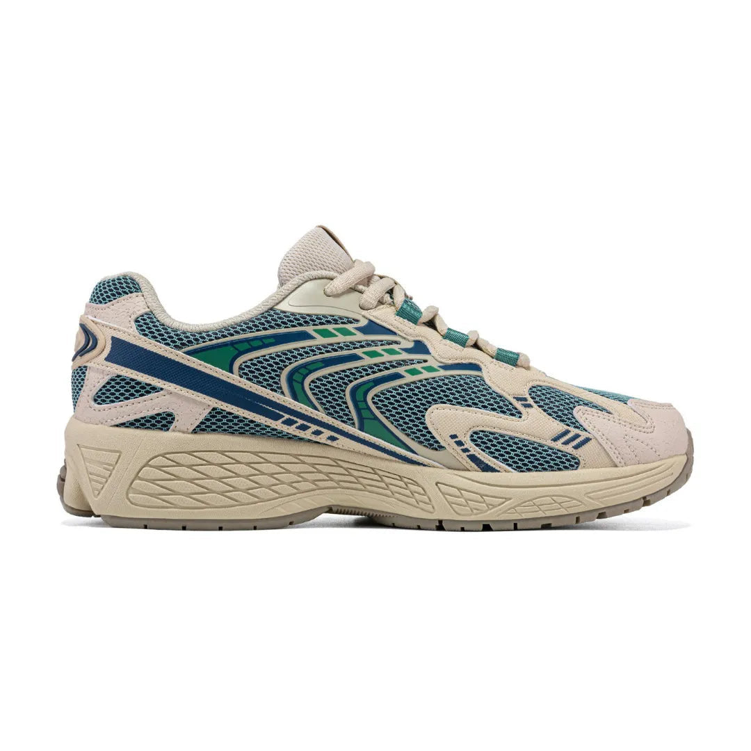 Vue latérale des baskets en textile respirant