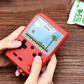 Console portable rétro avec écran allumé montrant un jeu classique