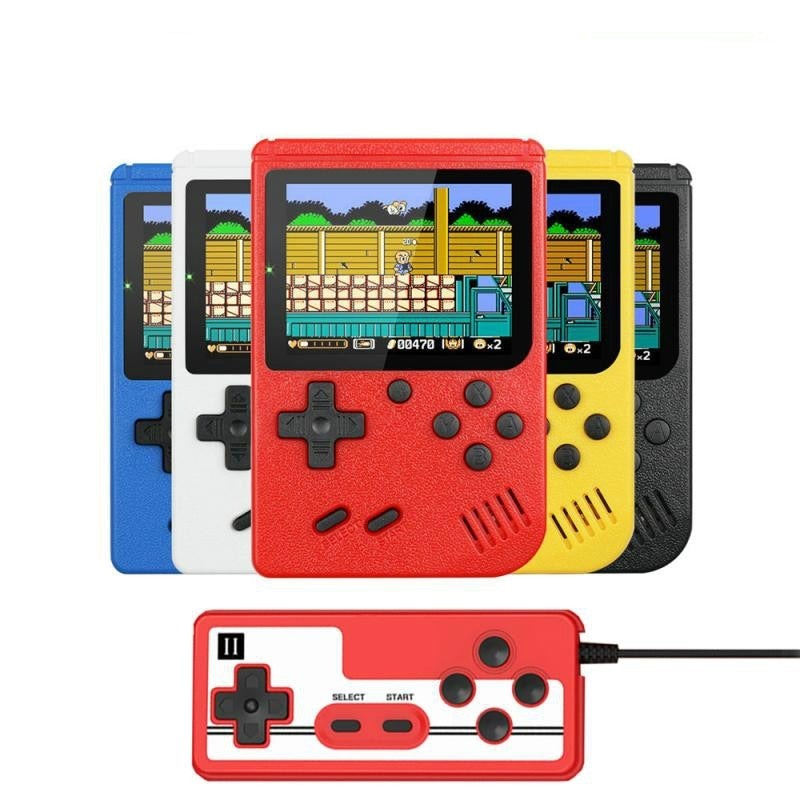Console rétro en gros plan, affichant un jeu d'arcade