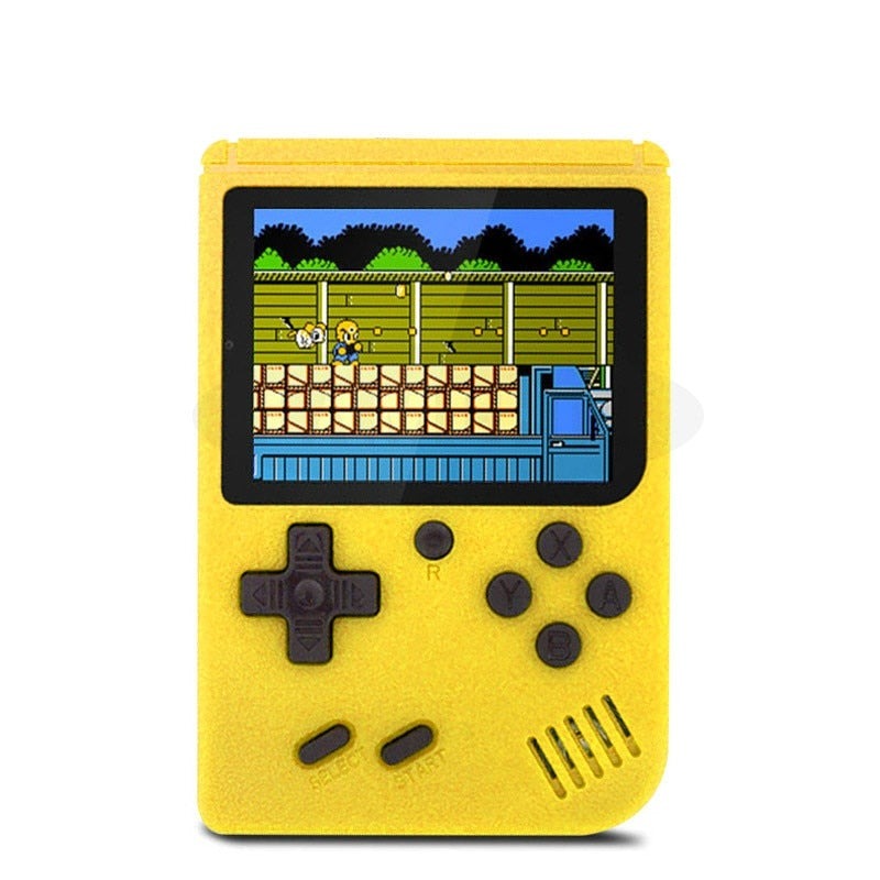 Console rétro tenue en main, prête à jouer