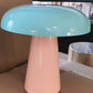 Éclairage doux émanant de la lampe design champignon