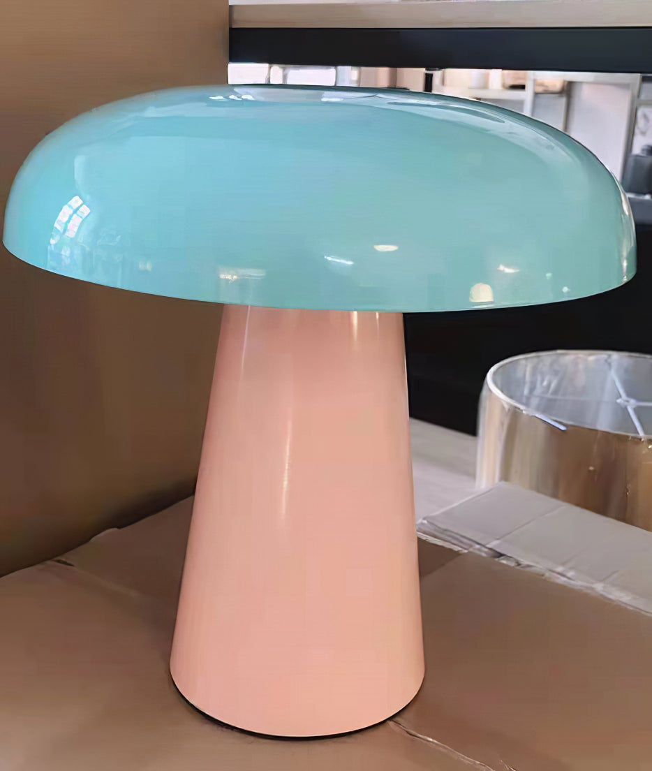 Éclairage doux émanant de la lampe design champignon