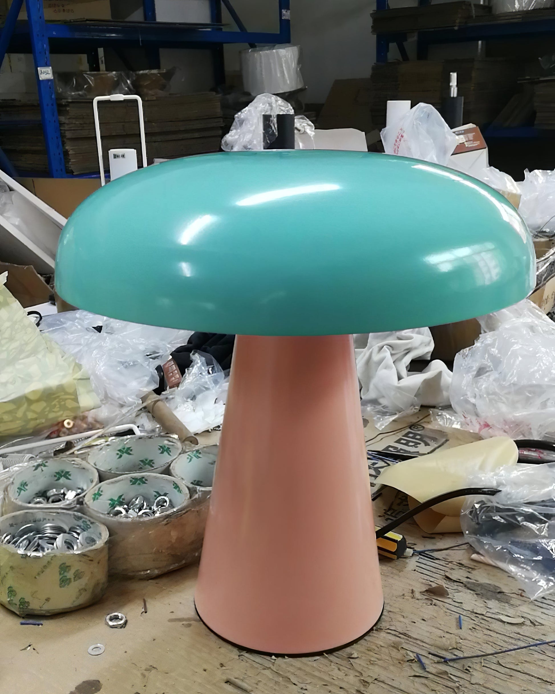 Détail de la base en métal de la lampe élégante