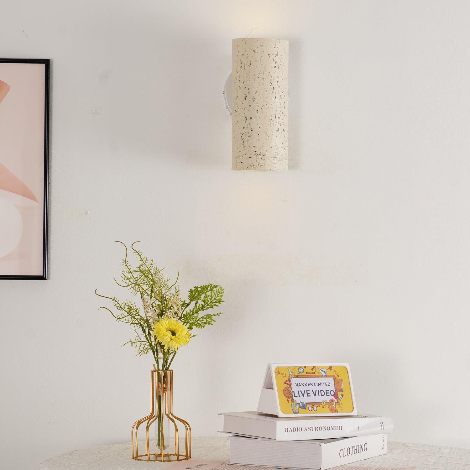 Applique murale en composite installée dans un couloir