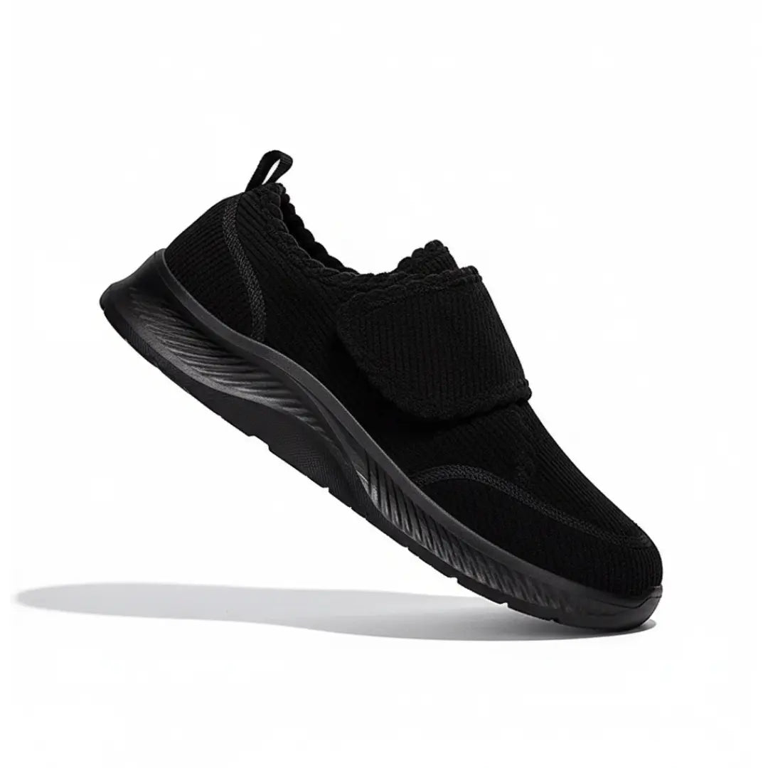 Vue latérale des mocassins noirs en tissu doux
