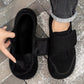 Intérieur doux et chaud des mocassins noirs