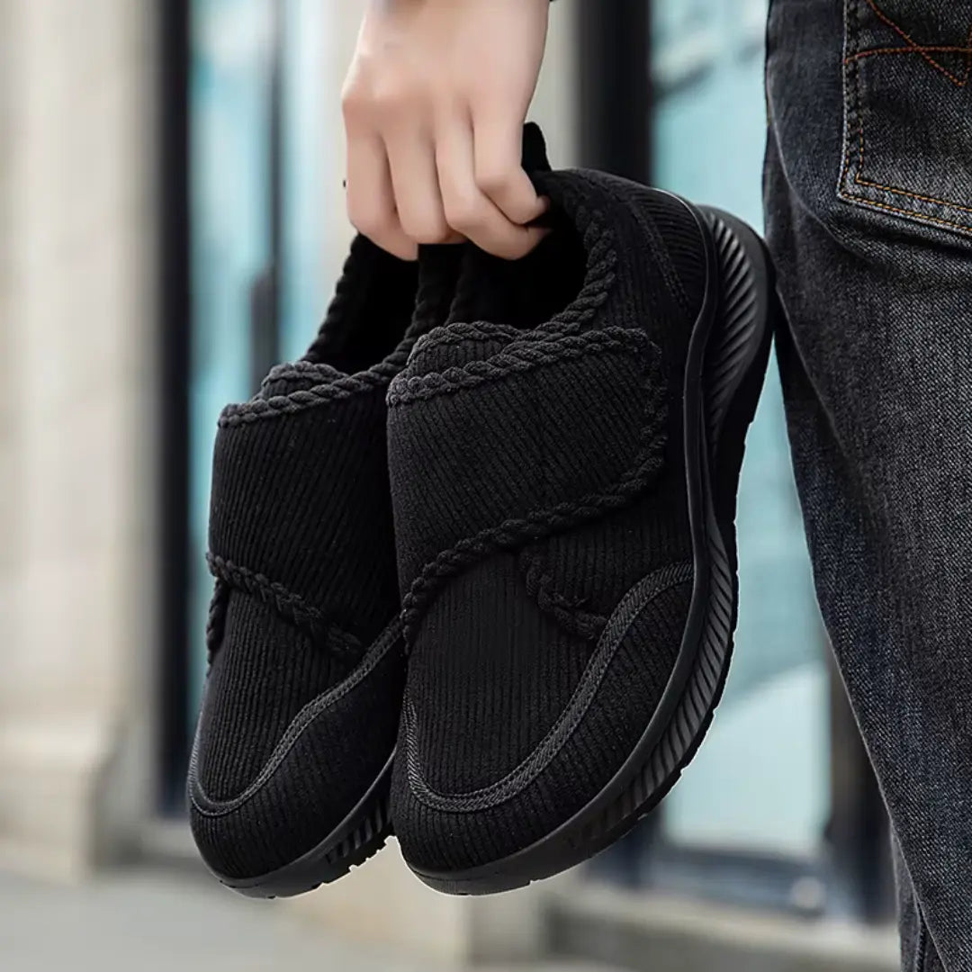 Mocassins noirs montrant la semelle antidérapante