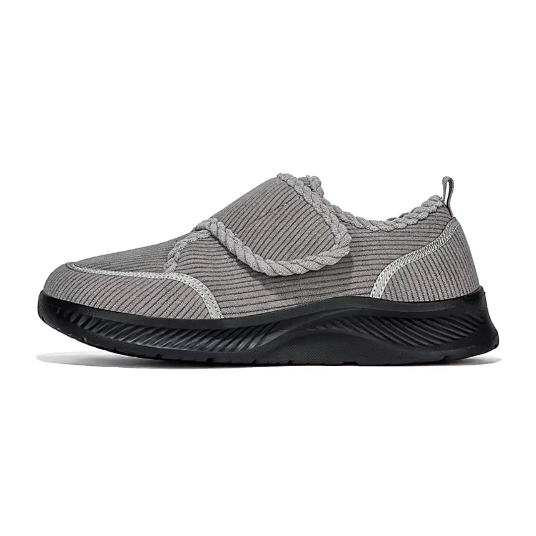 Mocassins noirs enfilés sur pieds pour démonstration