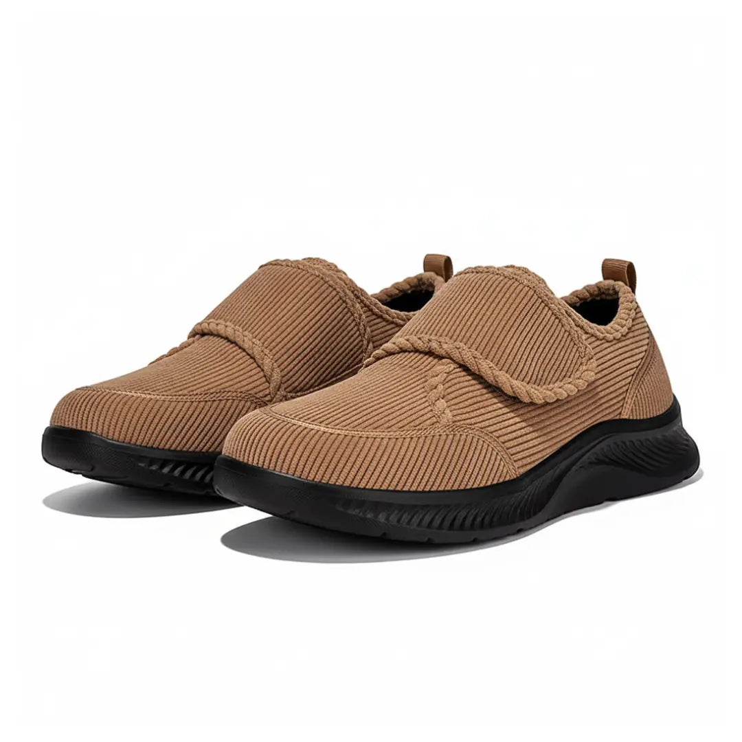 Mocassins noirs posés sur une surface en bois