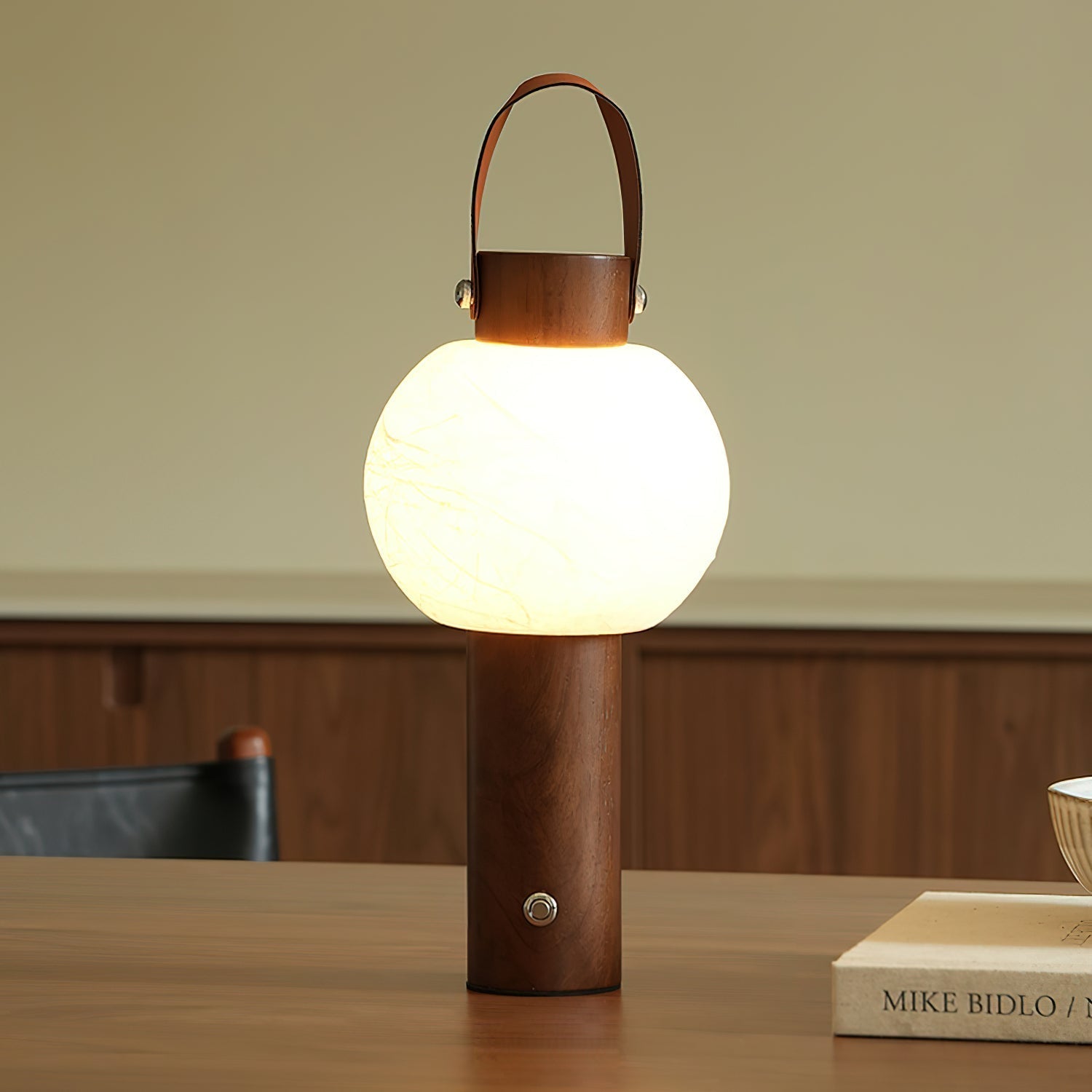 Lampe éteinte montrant le design élégant et épuré