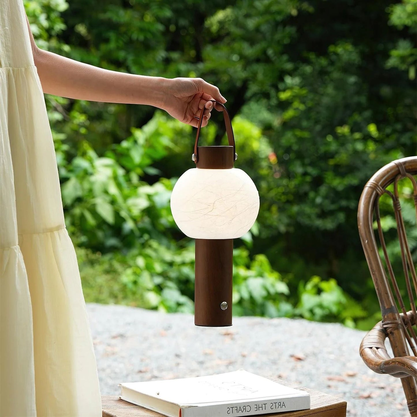 Lampe allumée diffusant une lumière douce et chaleureuse