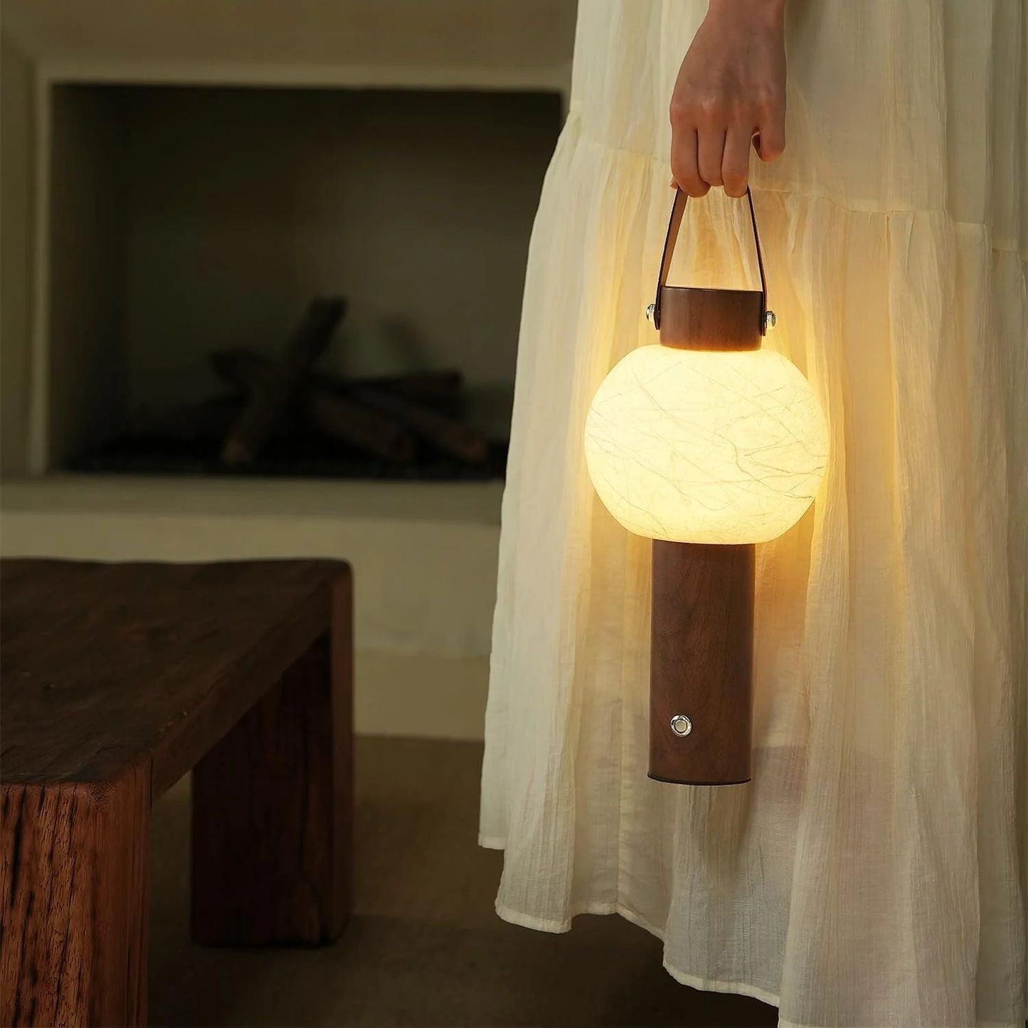 Lampe posée sur une table de chevet moderne