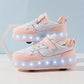 Gros plan sur les roulettes lumineuses des chaussures pour enfants