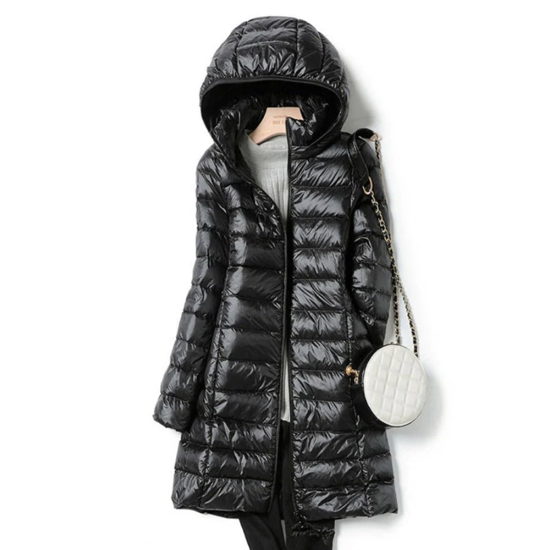 Détail de la capuche spacieuse sur la veste matelassée