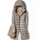 Veste matelassée rose portée en extérieur, protection hivernale