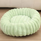 Vue rapprochée du tissu en peluche longue du lit