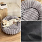 Chien de taille moyenne allongé dans un lit rond