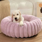 Lit en forme de donut, couleur neutre, sur un sol en bois