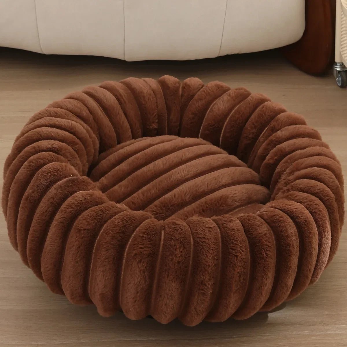 Chien confortablement installé dans un lit rond en peluche