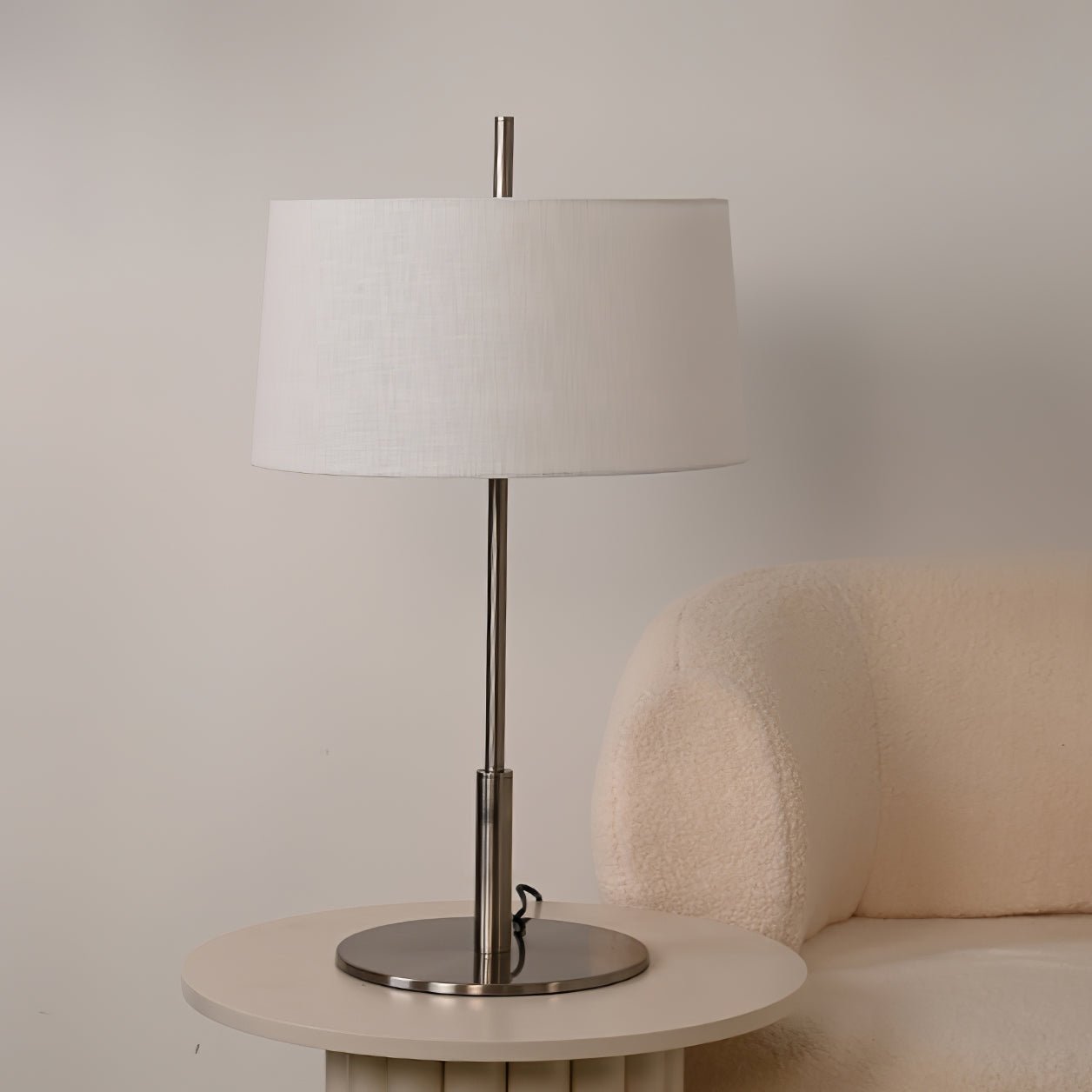 Vue de côté montrant les lignes épurées de la lampe