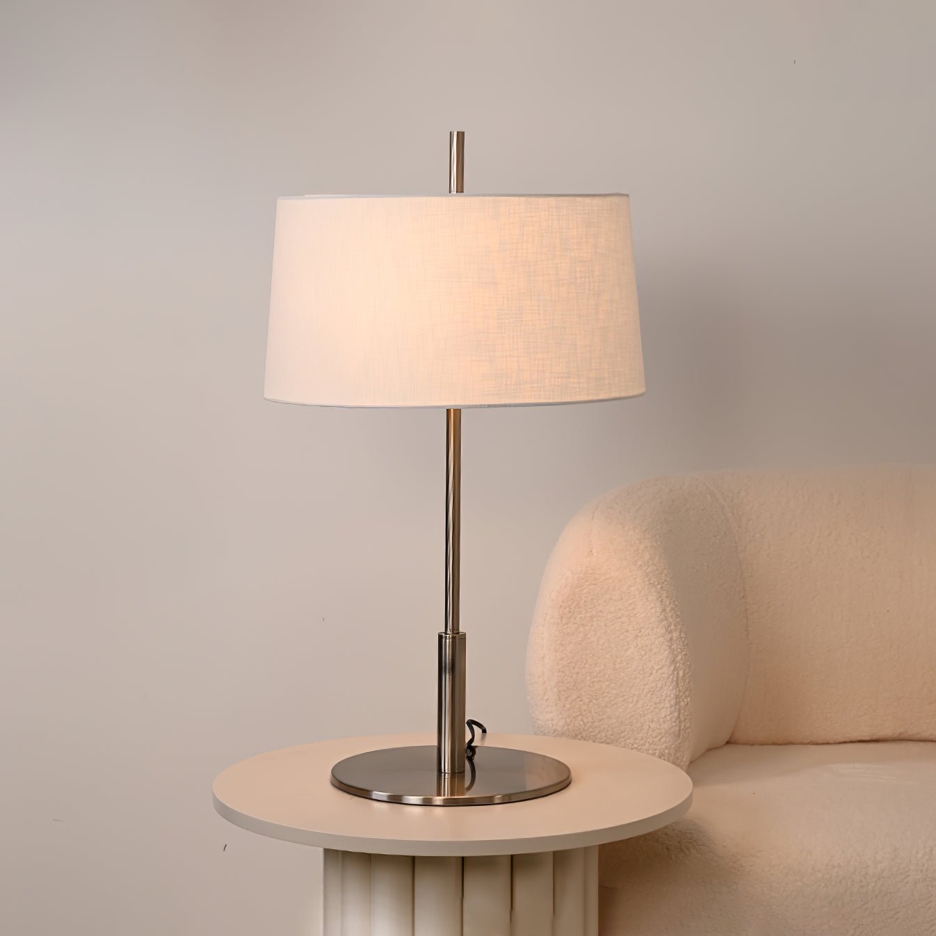 Lampe de table dans un coin lecture cosy