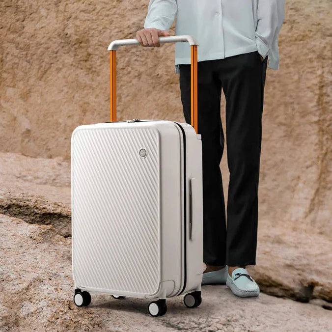 Intérieur de la valise avec cloison en polyester et maille